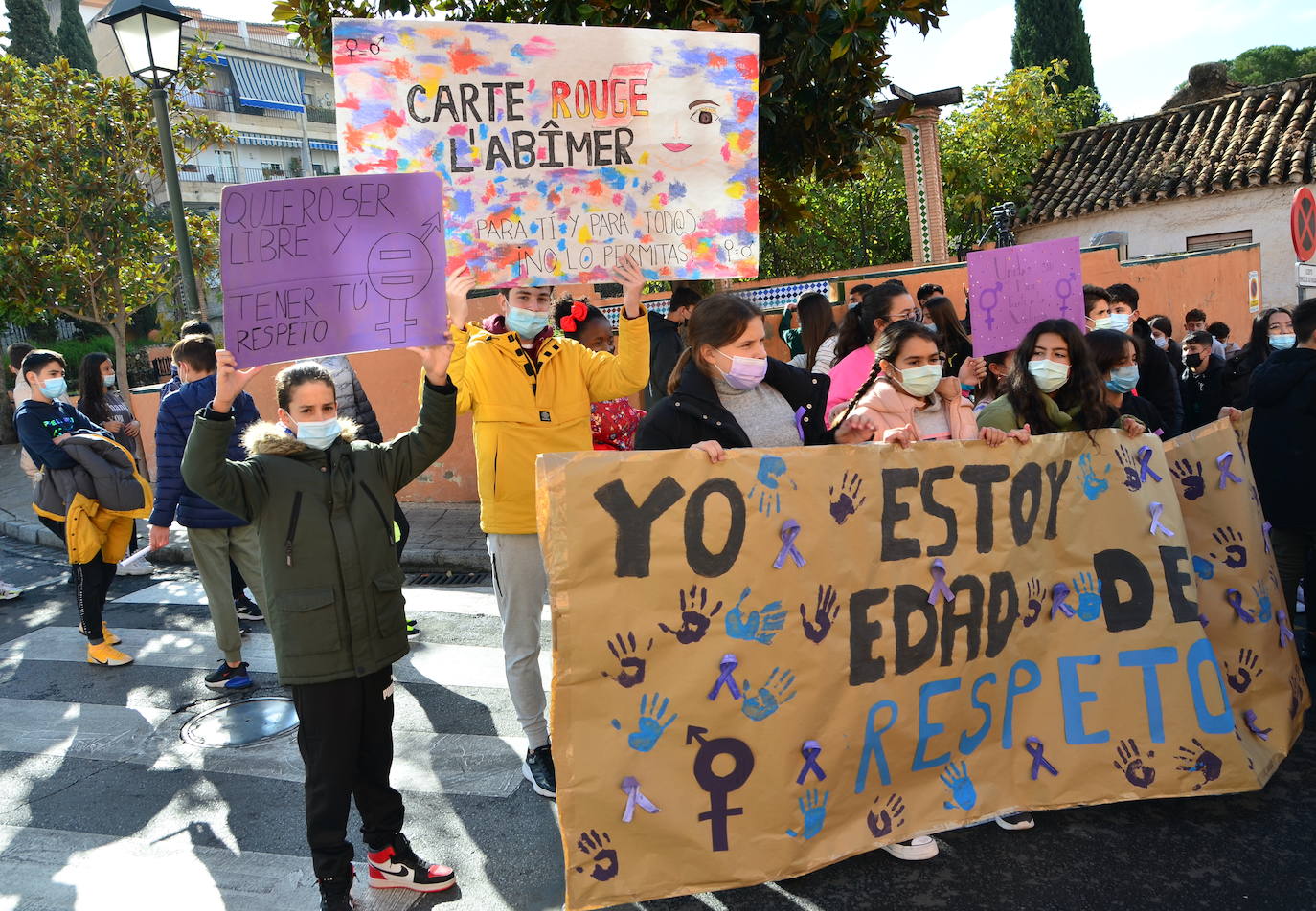 Fotos: Los estudiantes de Huétor Vega alzan la voz contra la violencia de género