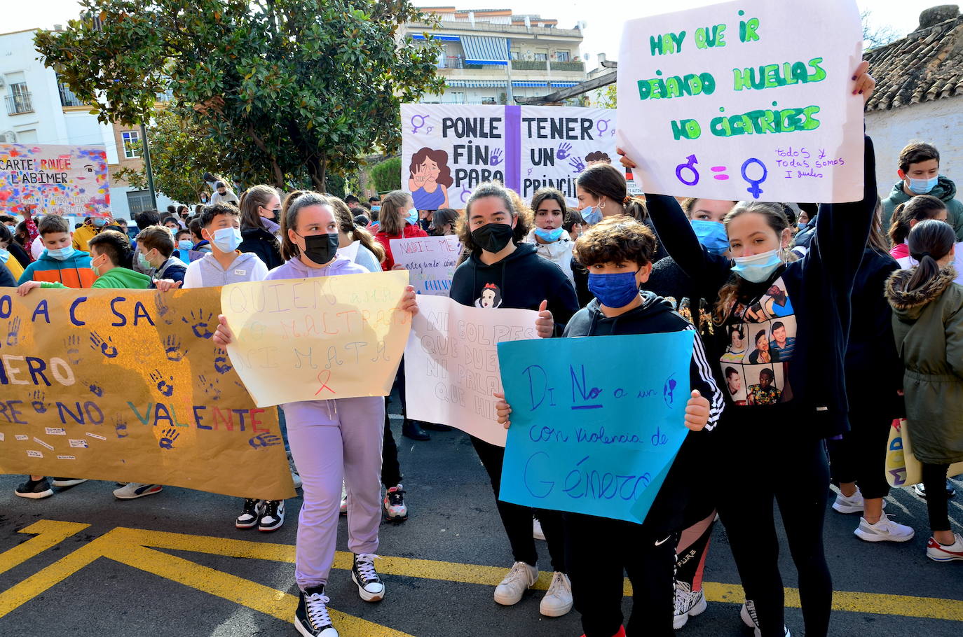 Fotos: Los estudiantes de Huétor Vega alzan la voz contra la violencia de género