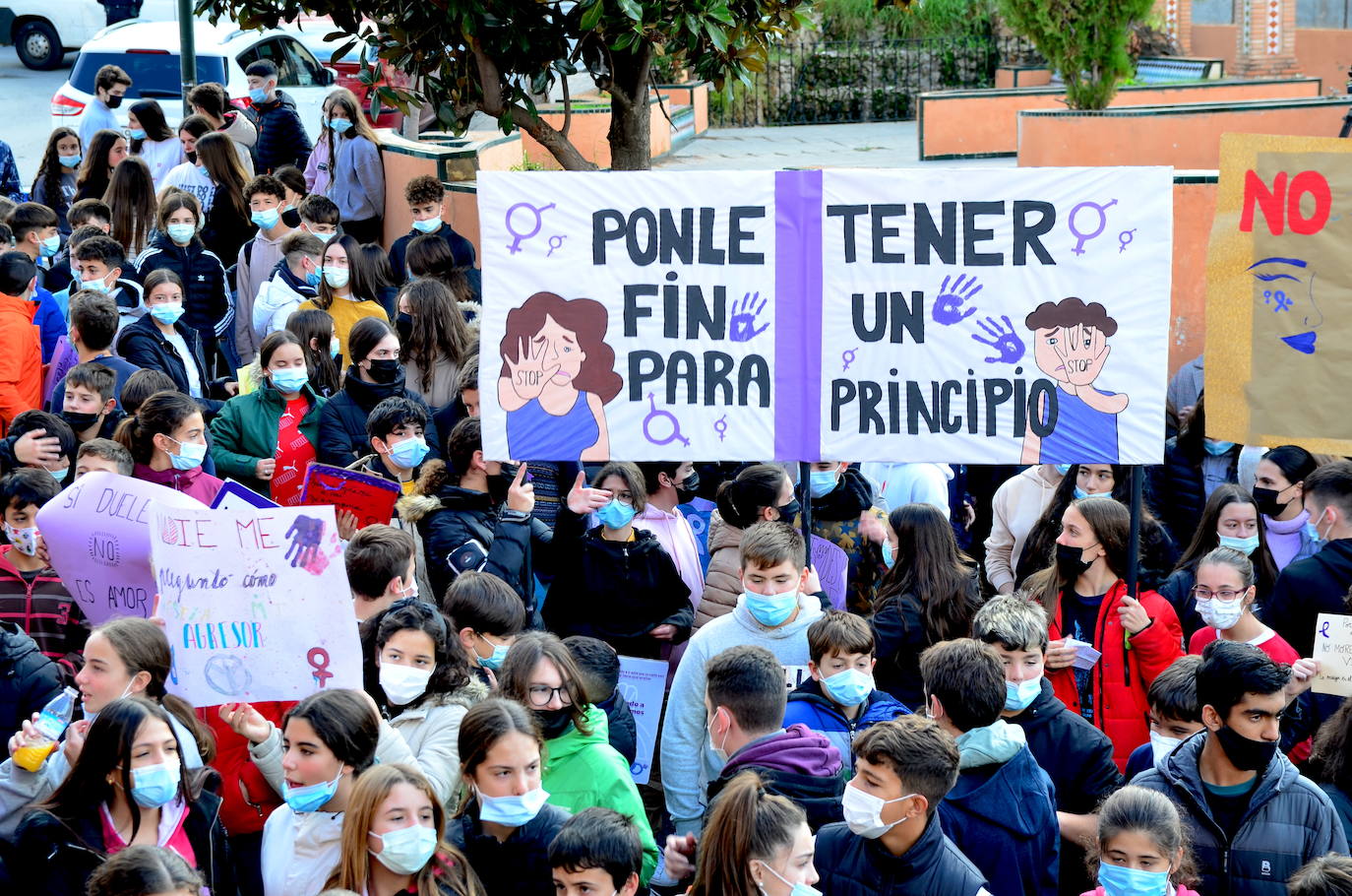 Fotos: Los estudiantes de Huétor Vega alzan la voz contra la violencia de género