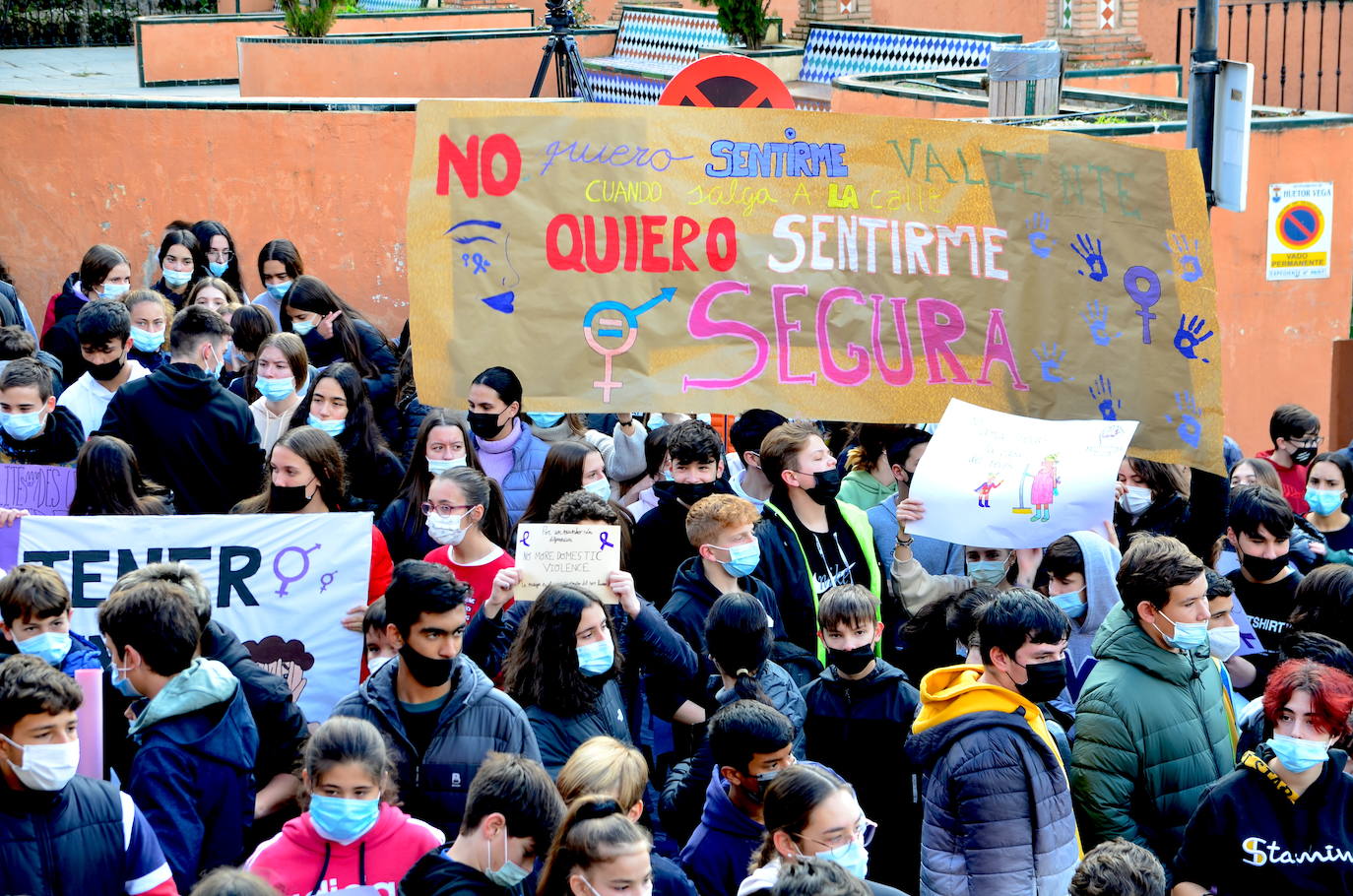 Fotos: Los estudiantes de Huétor Vega alzan la voz contra la violencia de género