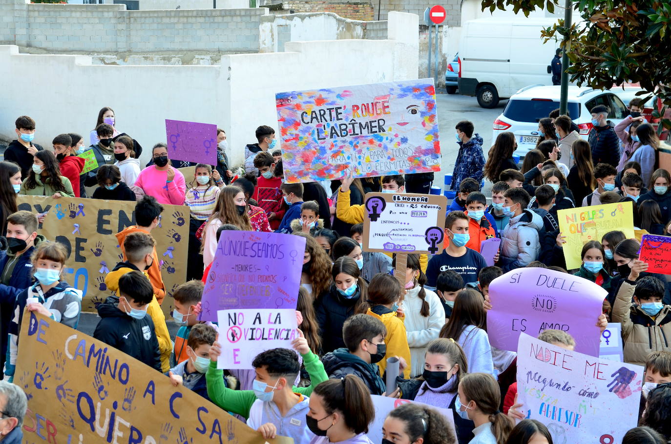 Fotos: Los estudiantes de Huétor Vega alzan la voz contra la violencia de género