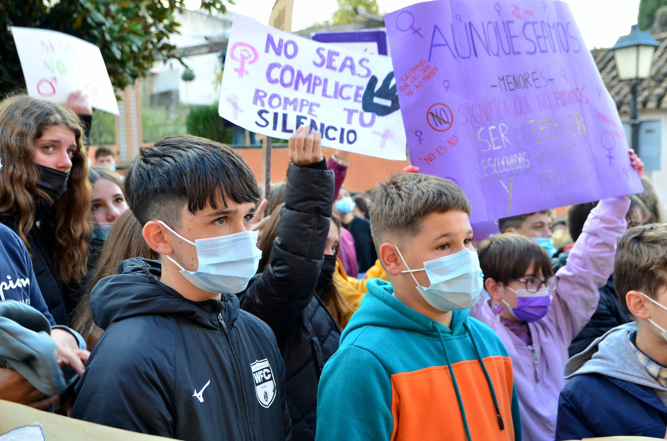 Fotos: Los estudiantes de Huétor Vega alzan la voz contra la violencia de género