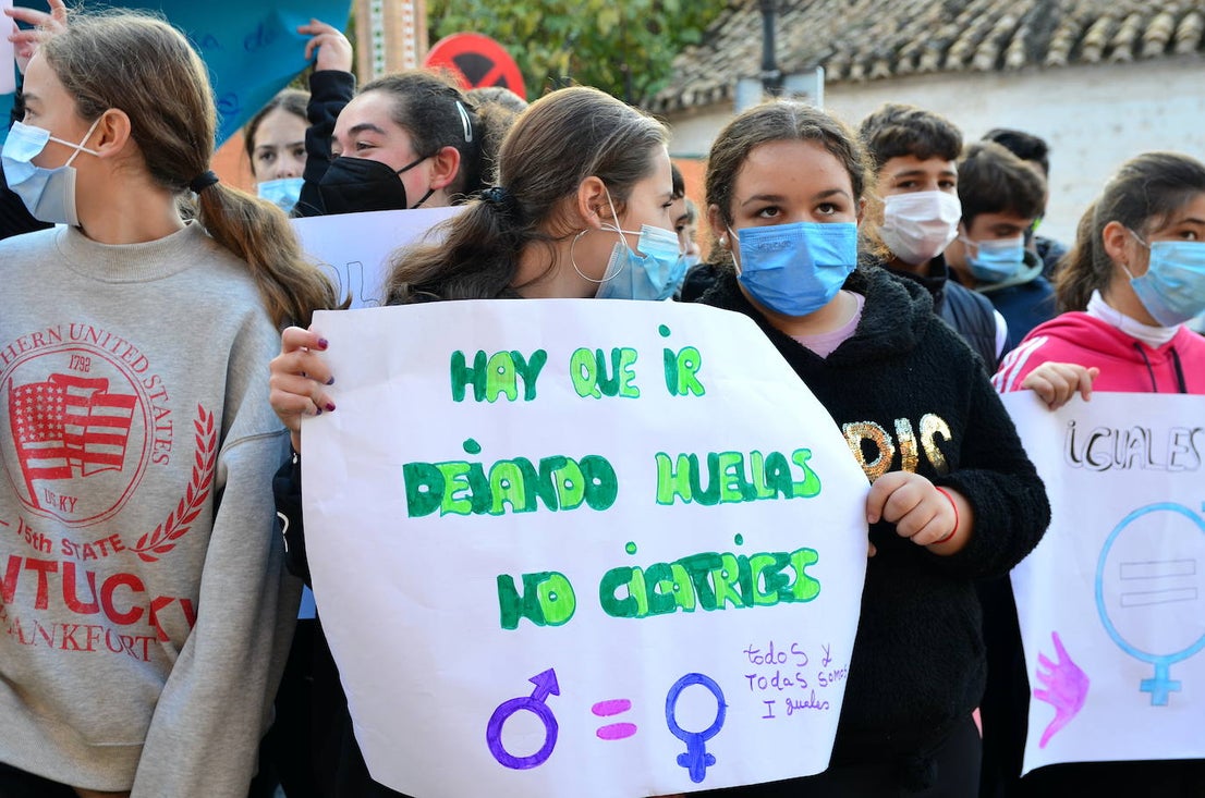 Fotos: Los estudiantes de Huétor Vega alzan la voz contra la violencia de género