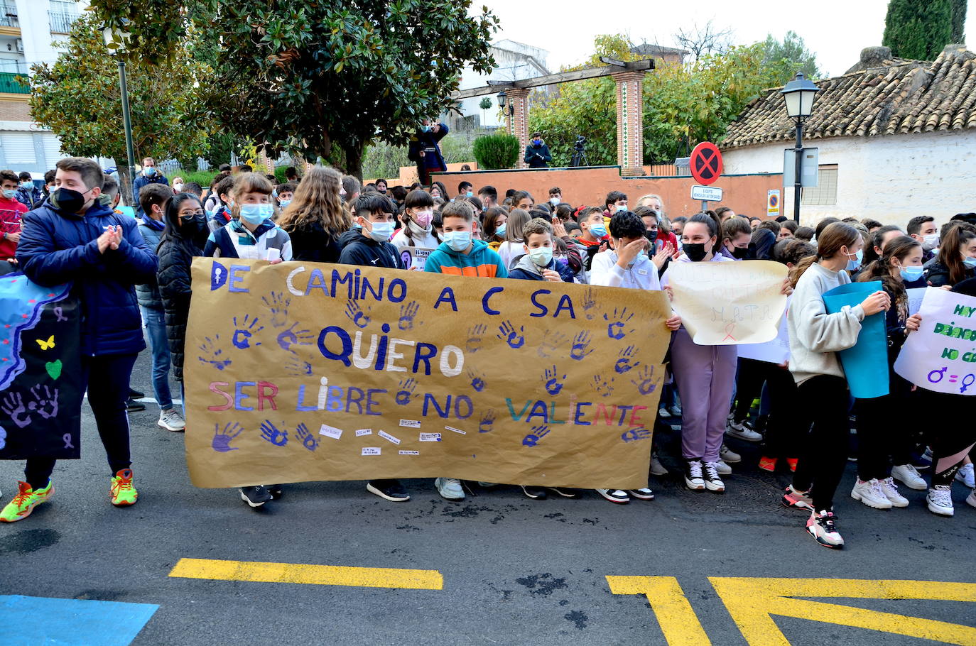 Fotos: Los estudiantes de Huétor Vega alzan la voz contra la violencia de género