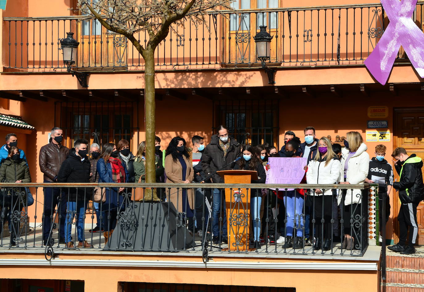 Fotos: Los estudiantes de Huétor Vega alzan la voz contra la violencia de género