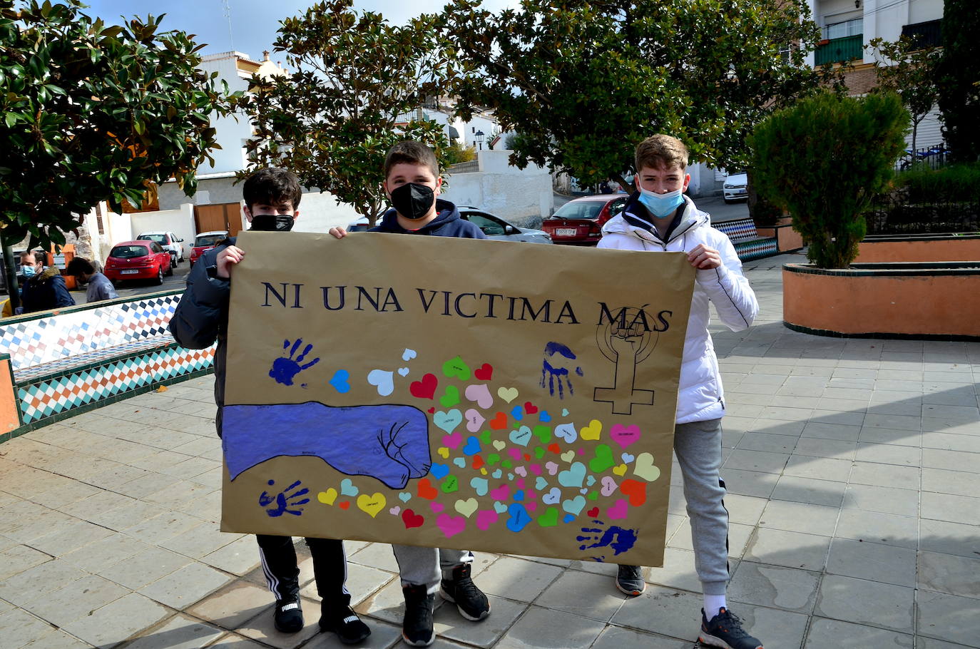 Fotos: Los estudiantes de Huétor Vega alzan la voz contra la violencia de género
