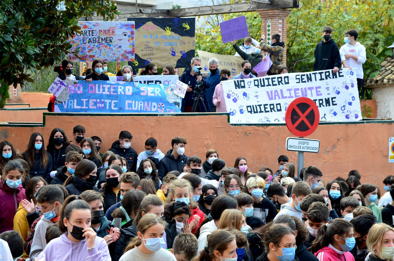 Fotos: Los estudiantes de Huétor Vega alzan la voz contra la violencia de género