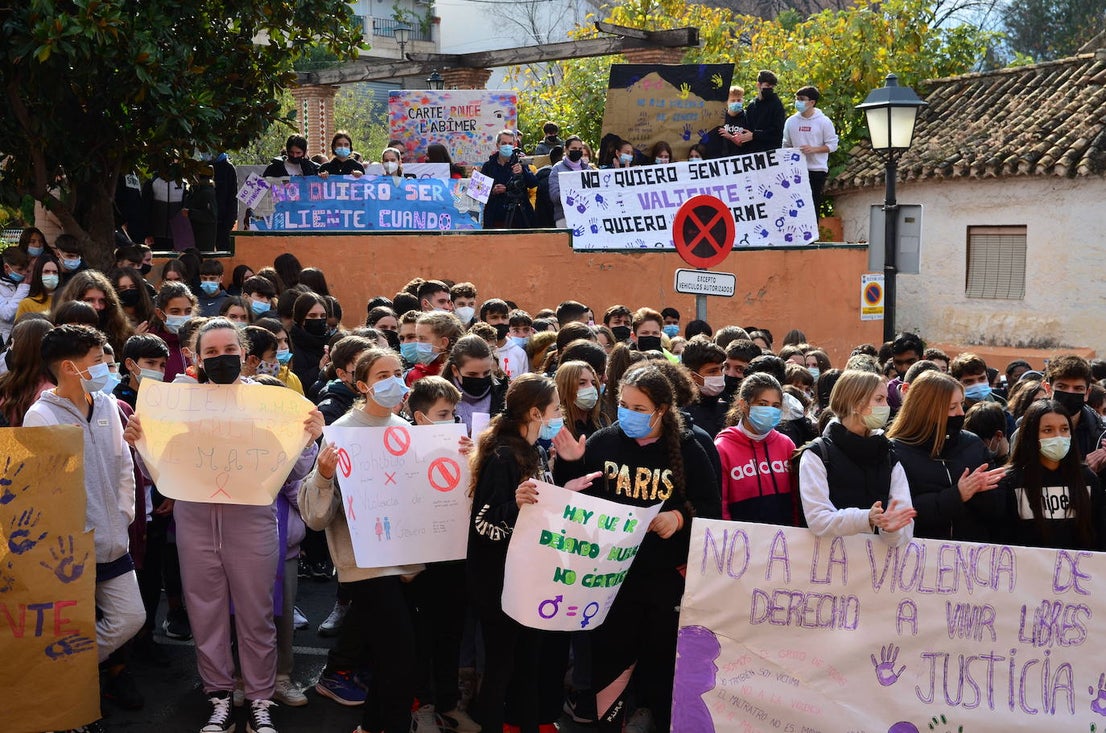 Fotos: Los estudiantes de Huétor Vega alzan la voz contra la violencia de género