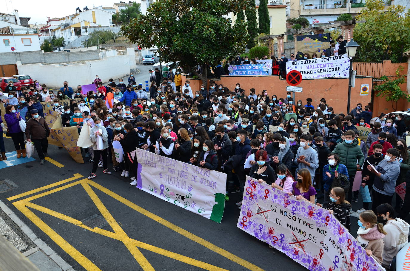 Fotos: Los estudiantes de Huétor Vega alzan la voz contra la violencia de género