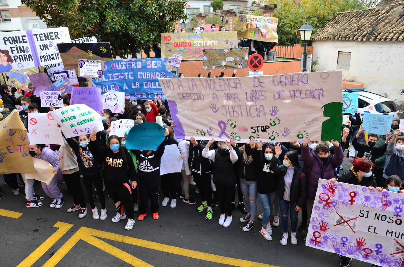 Fotos: Los estudiantes de Huétor Vega alzan la voz contra la violencia de género