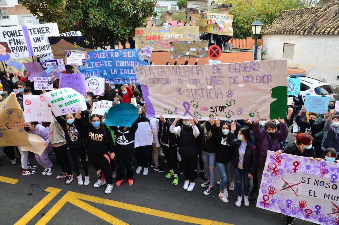 Fotos: Los estudiantes de Huétor Vega alzan la voz contra la violencia de género
