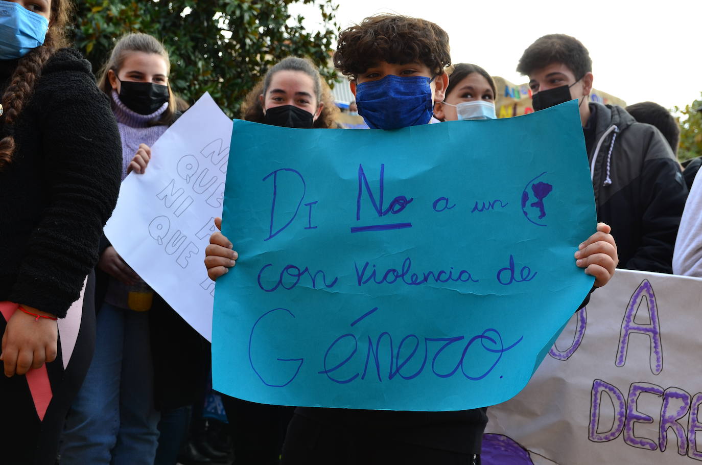 Fotos: Los estudiantes de Huétor Vega alzan la voz contra la violencia de género