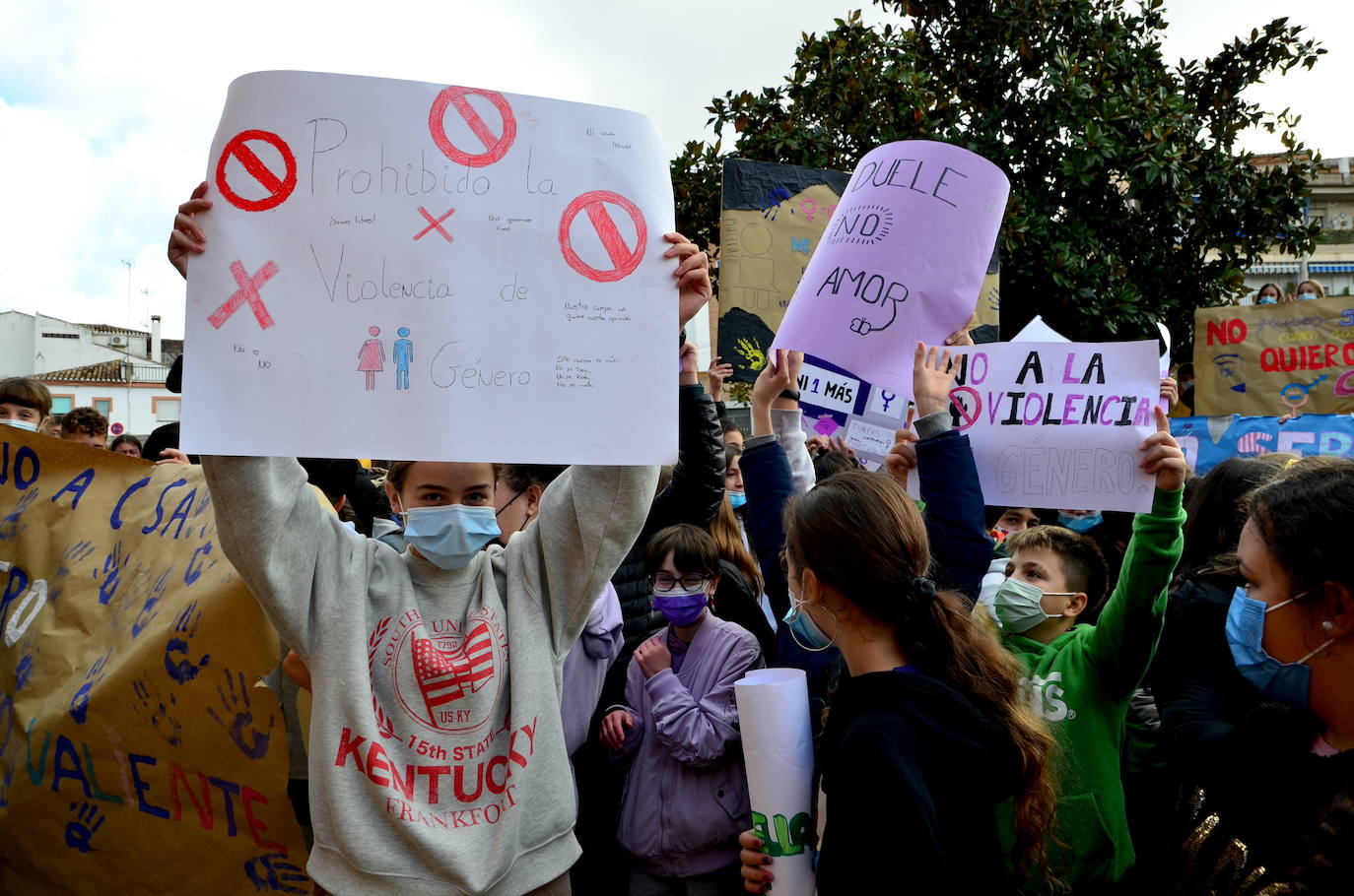 Fotos: Los estudiantes de Huétor Vega alzan la voz contra la violencia de género