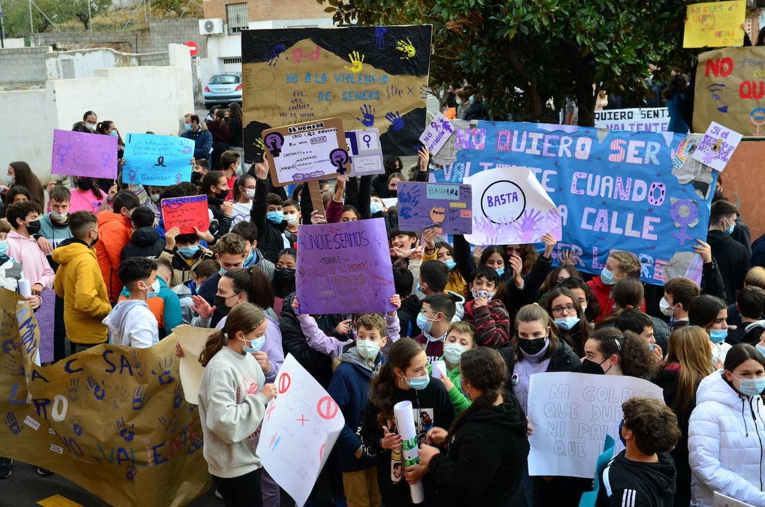 Fotos: Los estudiantes de Huétor Vega alzan la voz contra la violencia de género