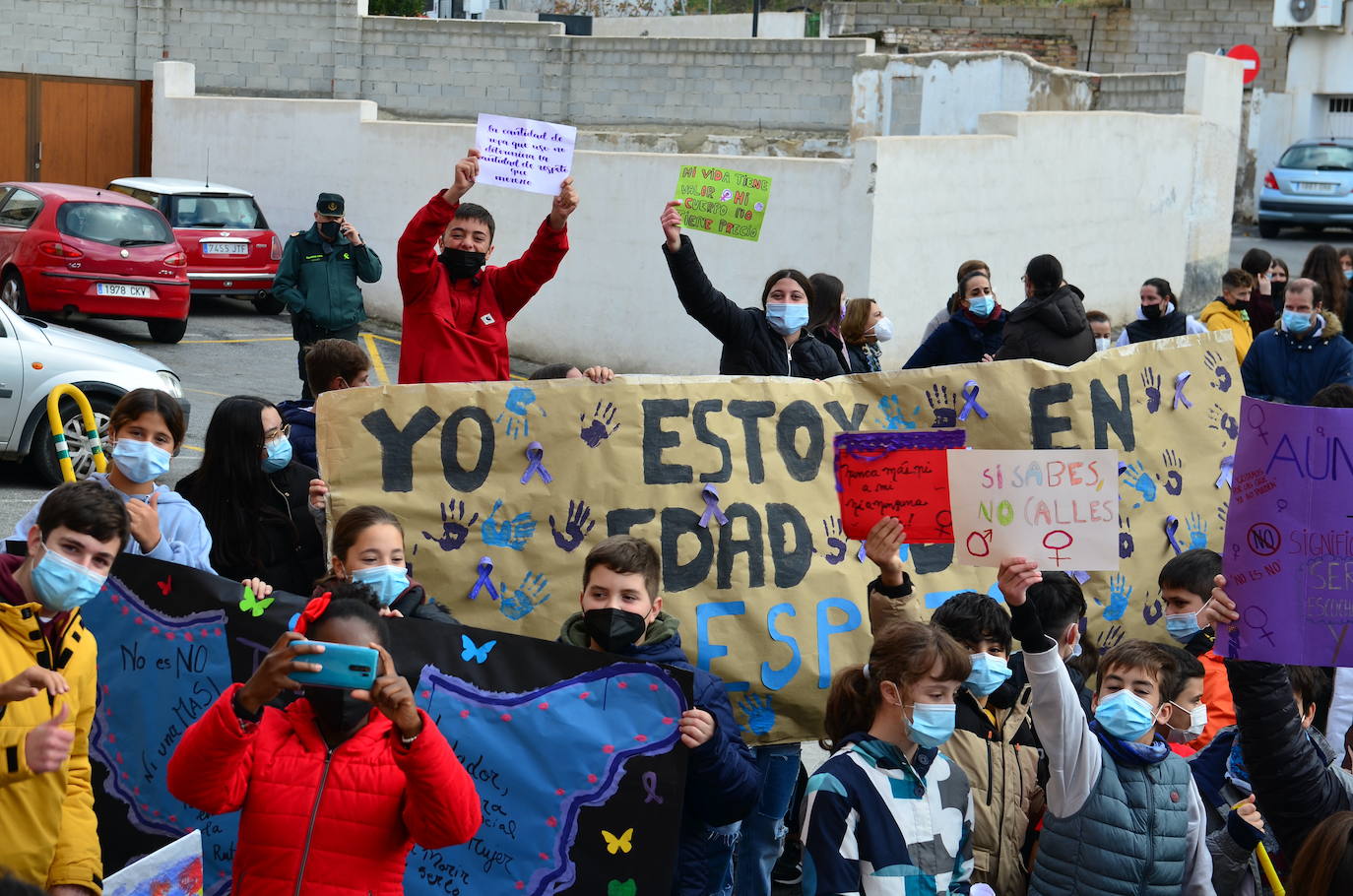 Fotos: Los estudiantes de Huétor Vega alzan la voz contra la violencia de género