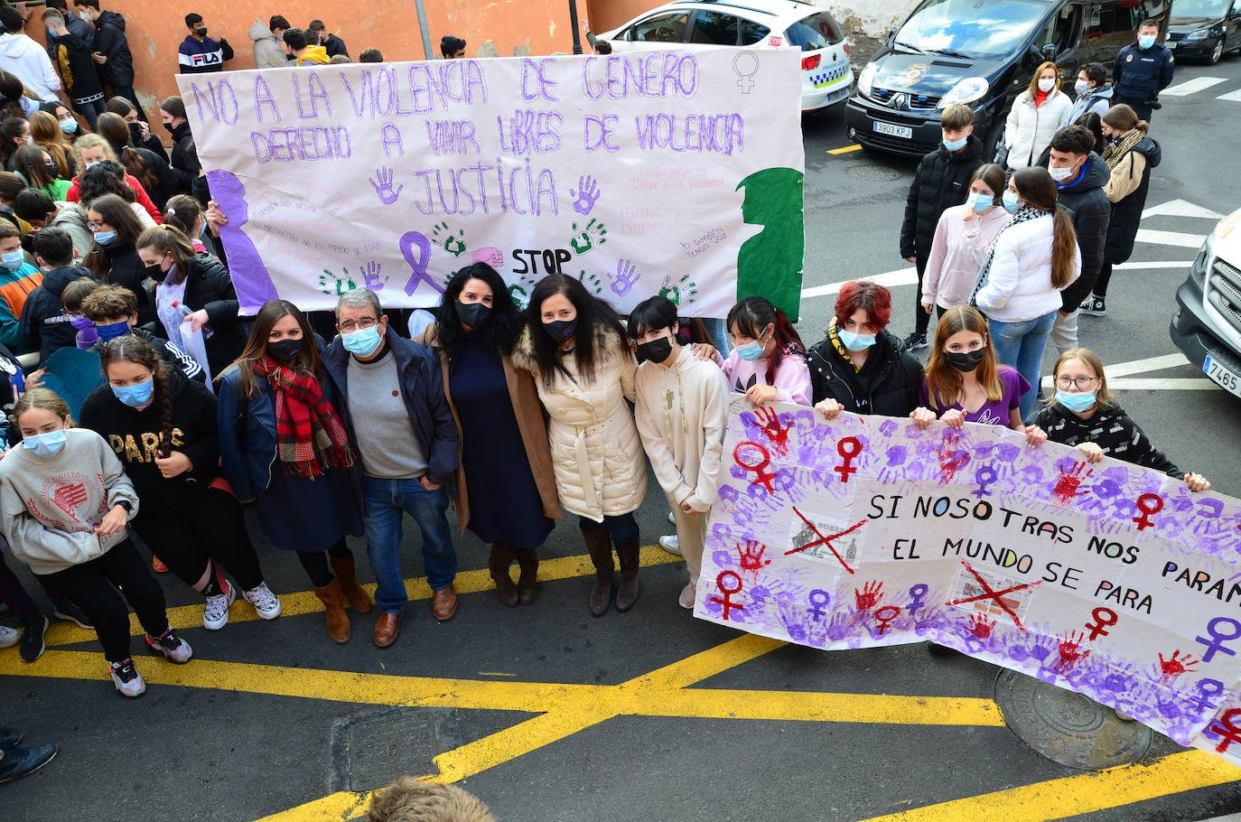 Fotos: Los estudiantes de Huétor Vega alzan la voz contra la violencia de género