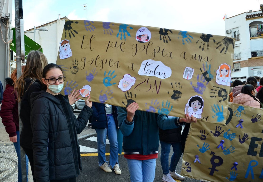 Fotos: Los estudiantes de Huétor Vega alzan la voz contra la violencia de género