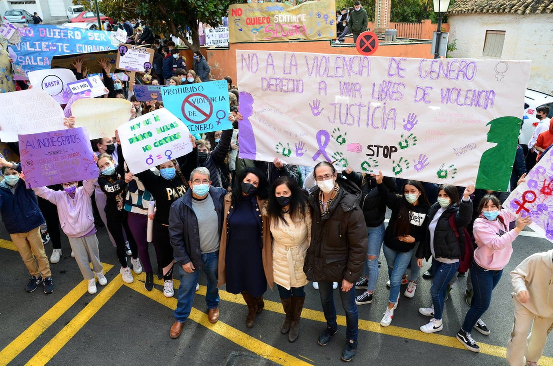 Fotos: Los estudiantes de Huétor Vega alzan la voz contra la violencia de género