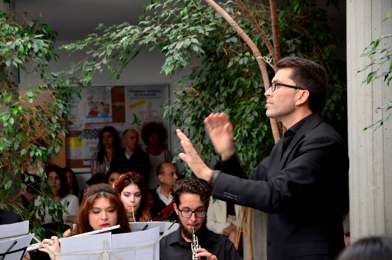 La Banda de Música de Huétor Vega, dirigida por Óscar Musso, en el Centro Social la Nava.