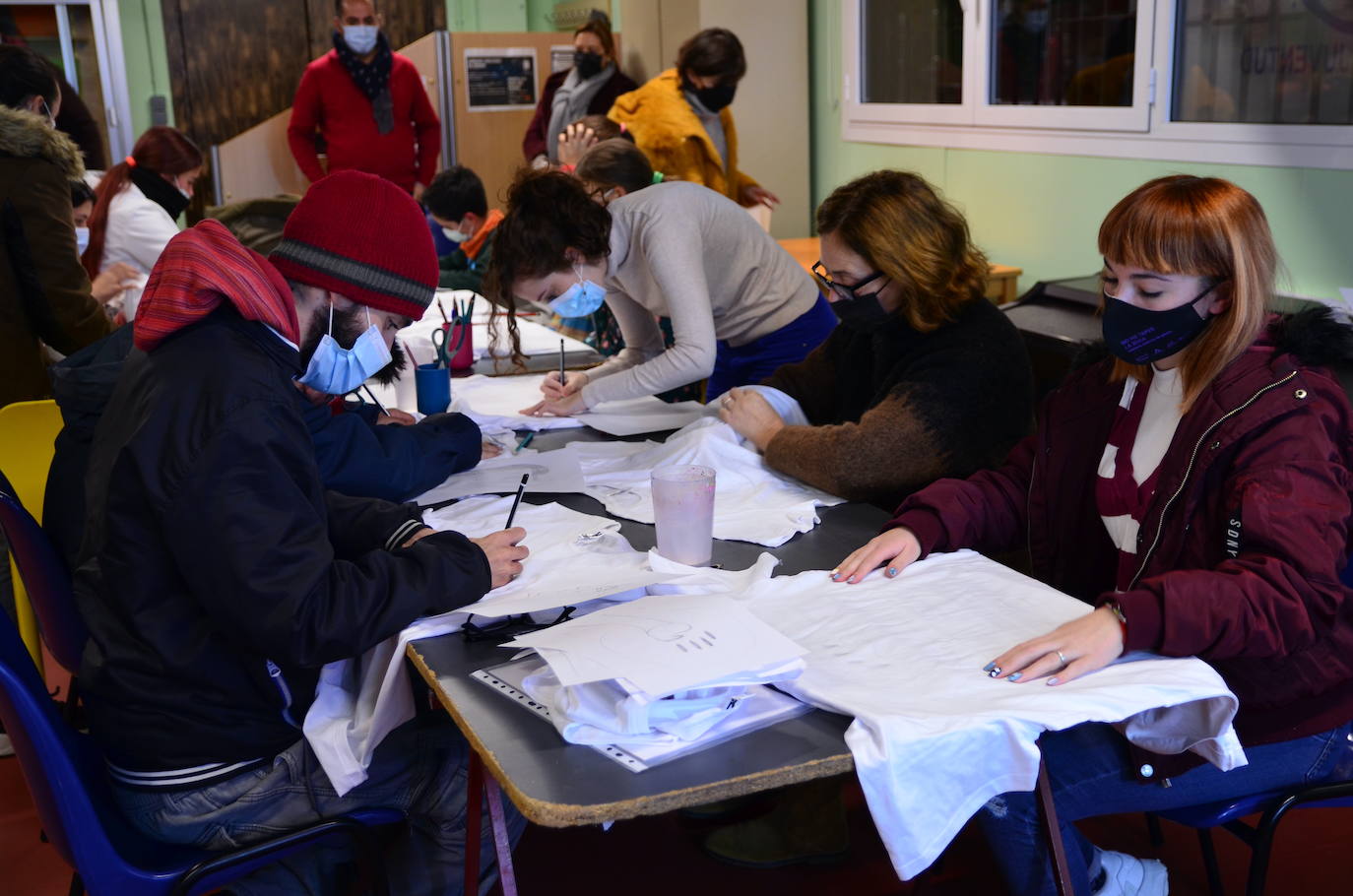Fotos: Los jóvenes 'diseñan' camisetas con mensajes contra la violencia de género