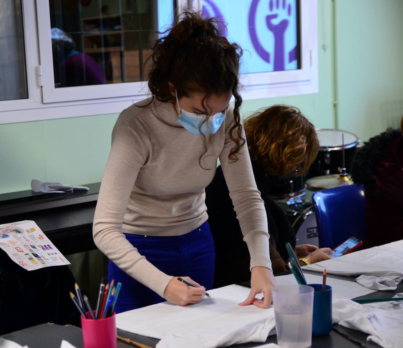 Fotos: Los jóvenes 'diseñan' camisetas con mensajes contra la violencia de género