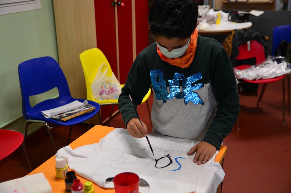 Fotos: Los jóvenes 'diseñan' camisetas con mensajes contra la violencia de género