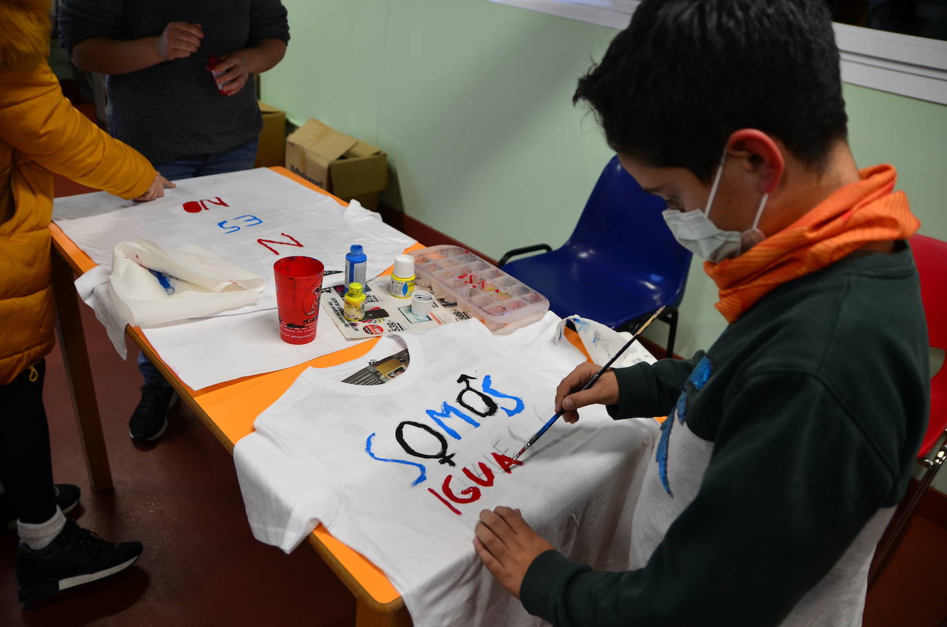 Fotos: Los jóvenes &#039;diseñan&#039; camisetas con mensajes contra la violencia de género