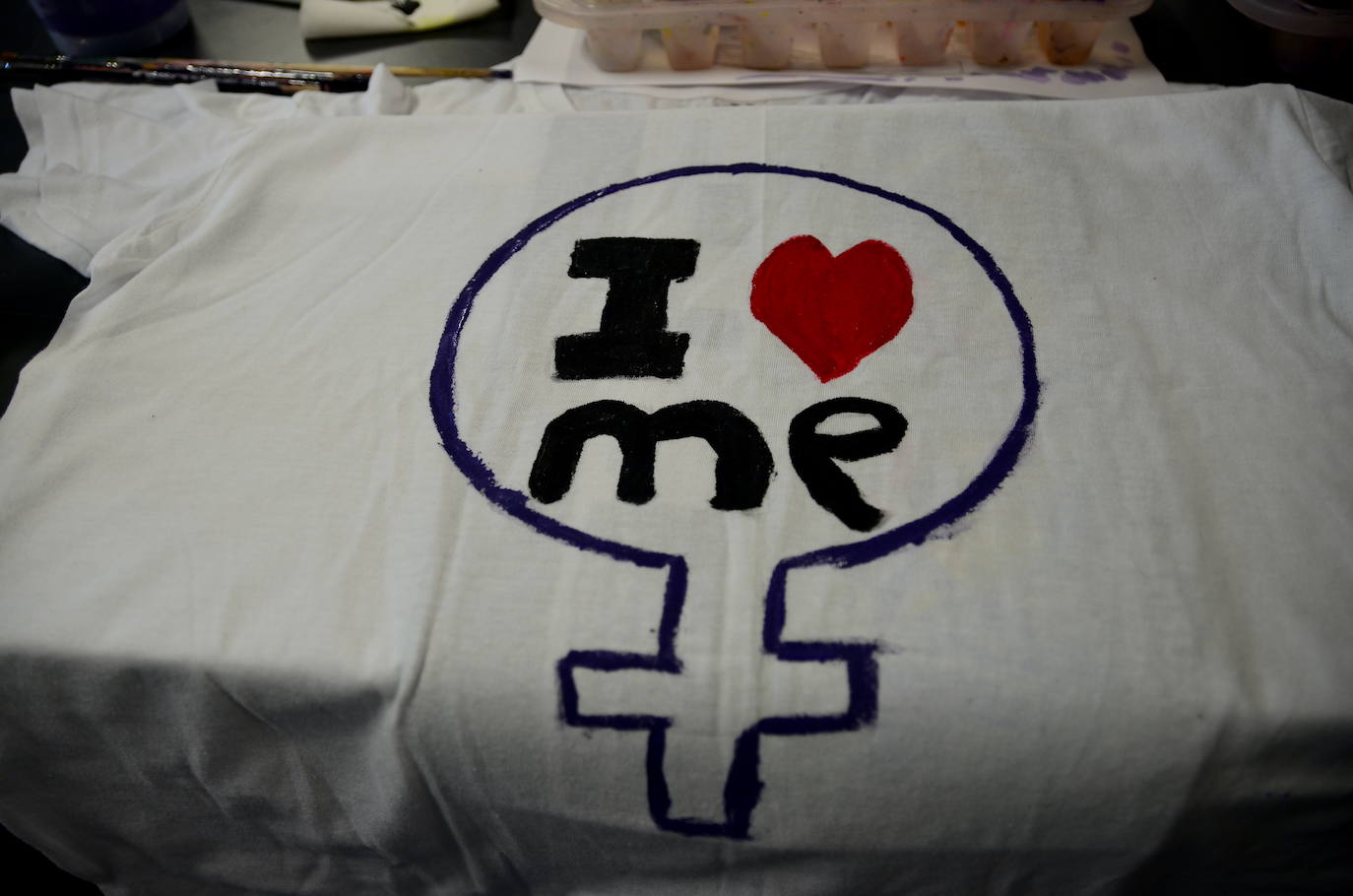 Fotos: Los jóvenes 'diseñan' camisetas con mensajes contra la violencia de género