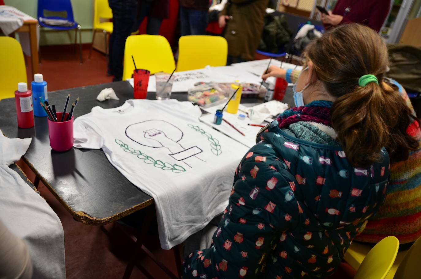 Fotos: Los jóvenes &#039;diseñan&#039; camisetas con mensajes contra la violencia de género