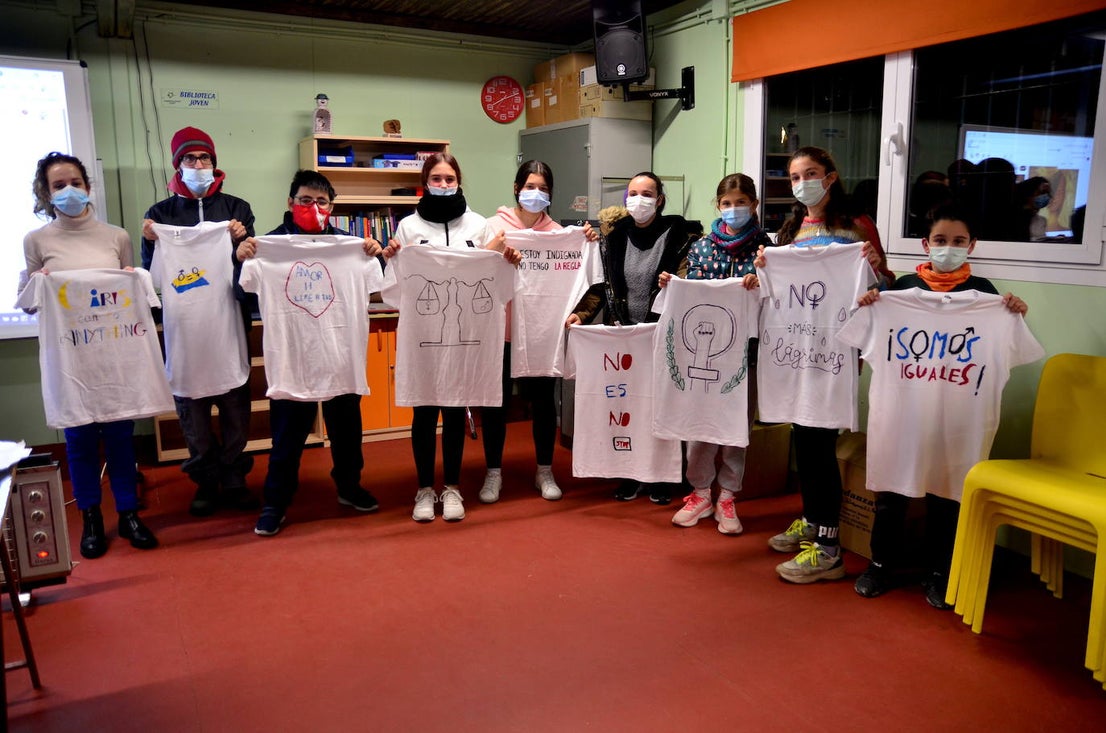Fotos: Los jóvenes 'diseñan' camisetas con mensajes contra la violencia de género