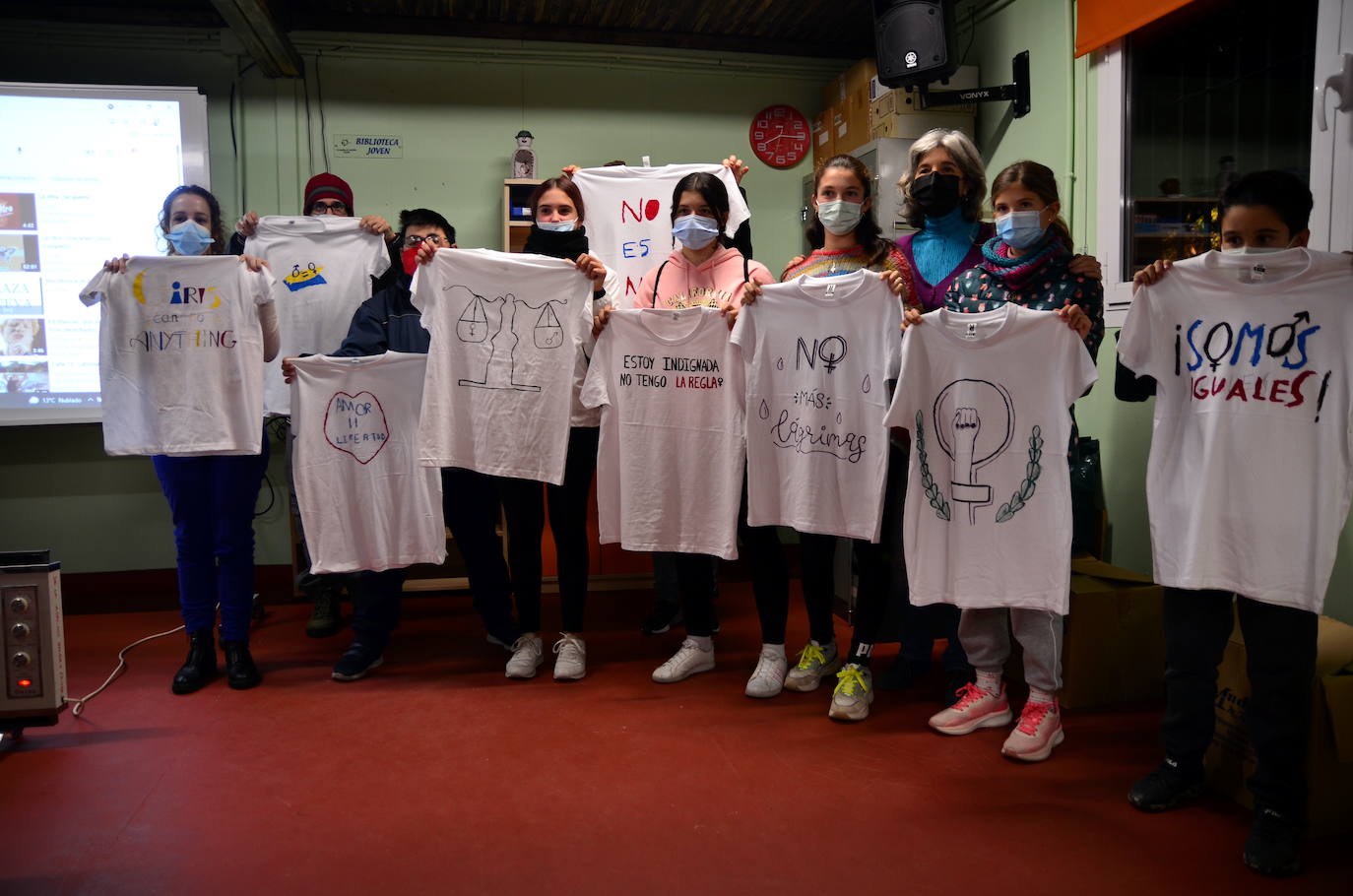 Fotos: Los jóvenes 'diseñan' camisetas con mensajes contra la violencia de género