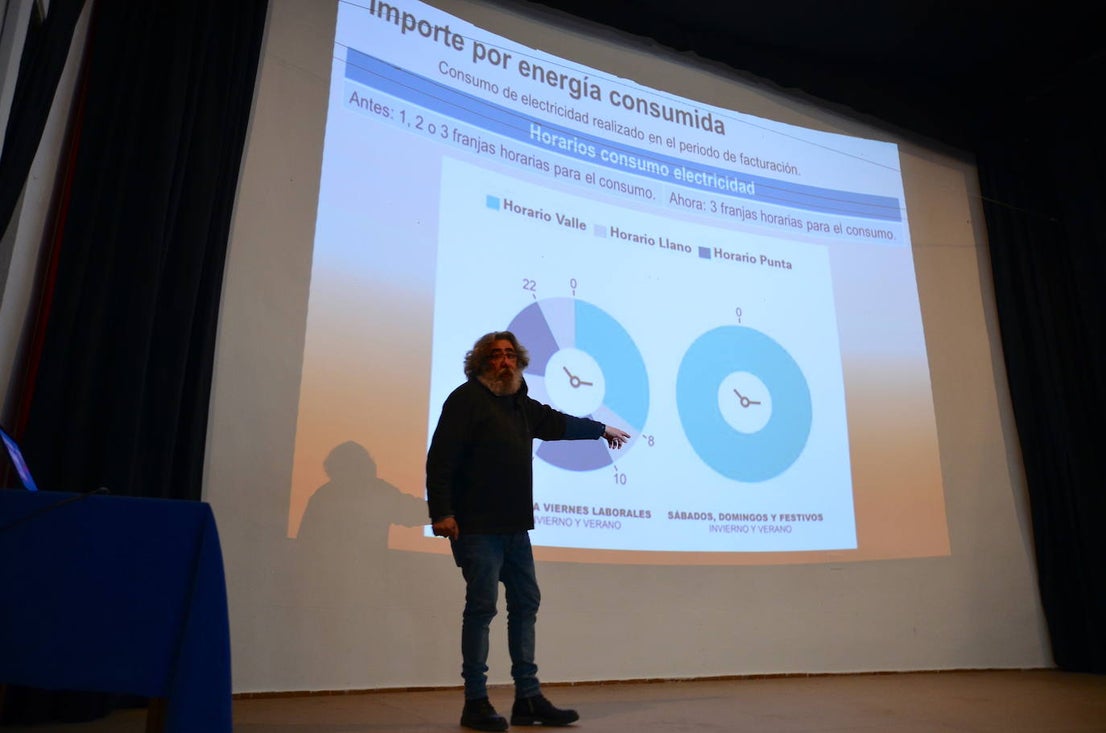 Fotos: Taller sobre la factura de la luz, en Huétor Vega