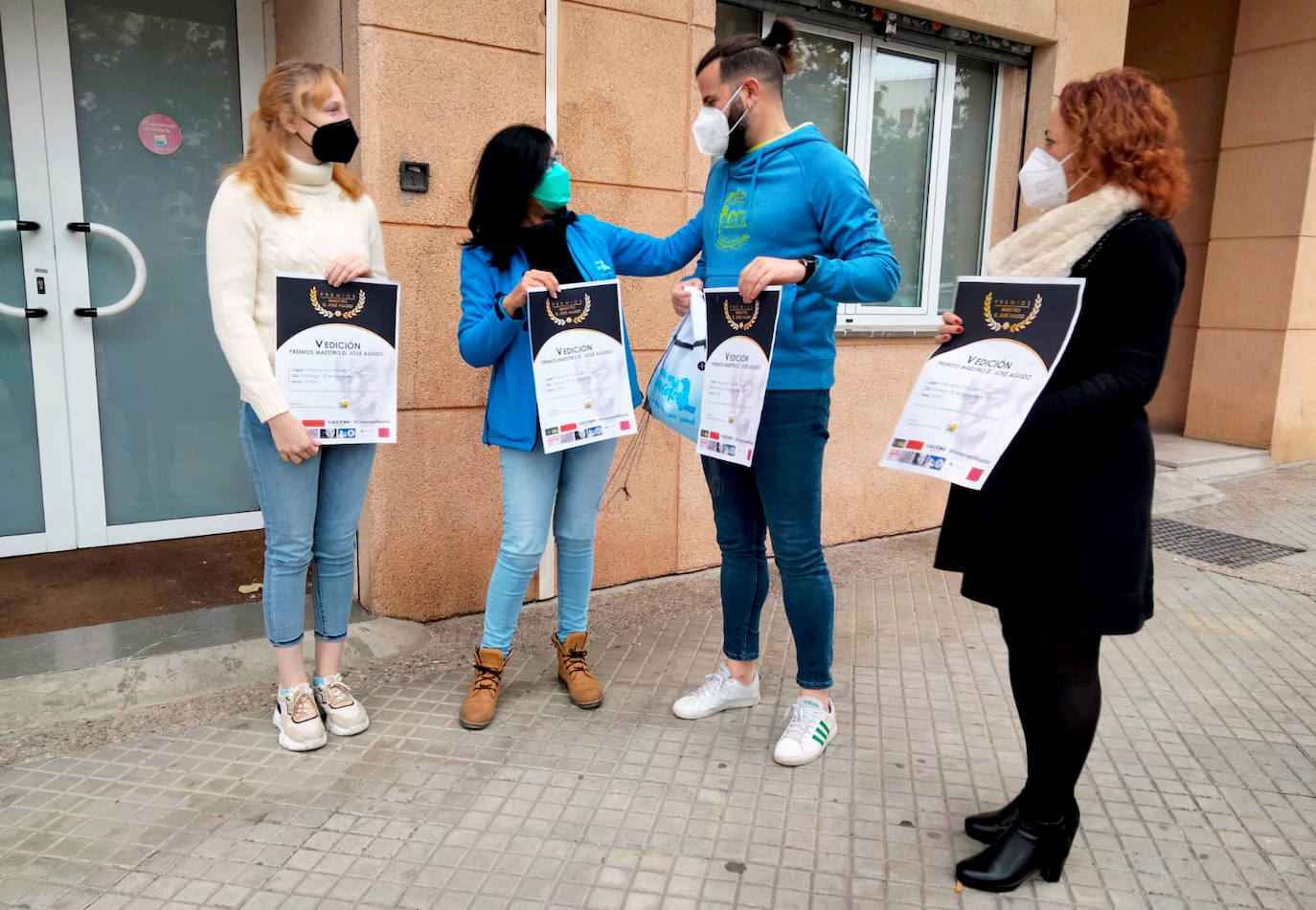 IU Huétor Vega dona la recaudación de su paella solidaria a 'Relevos X La Vida, Contra el Cáncer Juvenil'