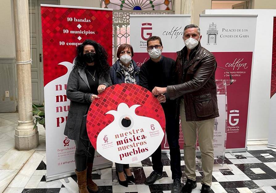 El presidente de Fegraband, Óscar Musso (centro), con representantes del Ayuntamiento de Huétor Vega.