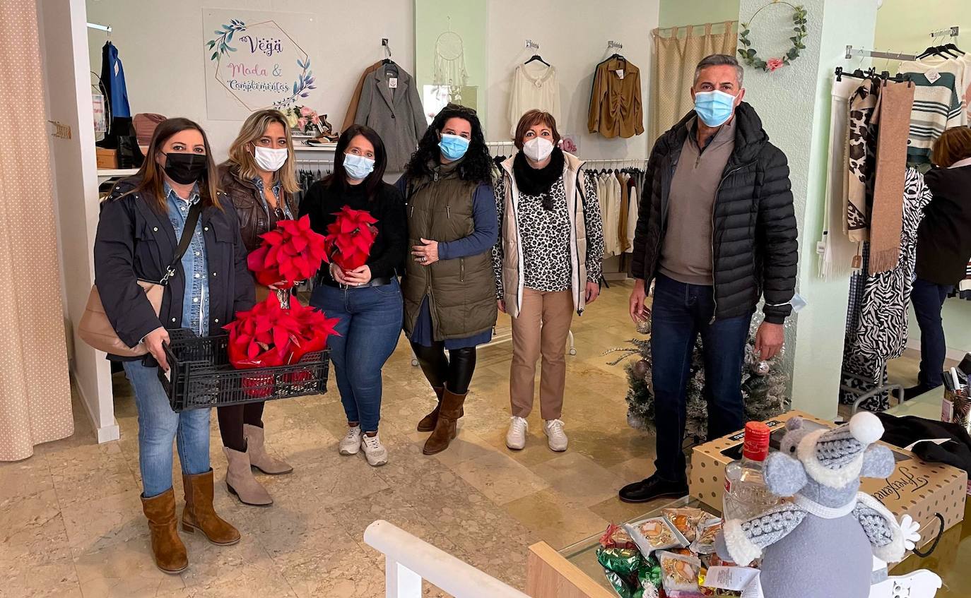 El Ayuntamiento de Huétor Vega entrega pascueros para contribuir a la decoración navideña de los comercios