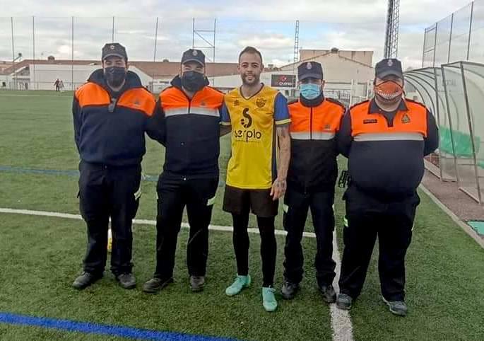 Dani Benítez, con voluntarios de Protección Civil de Huétor Vega.