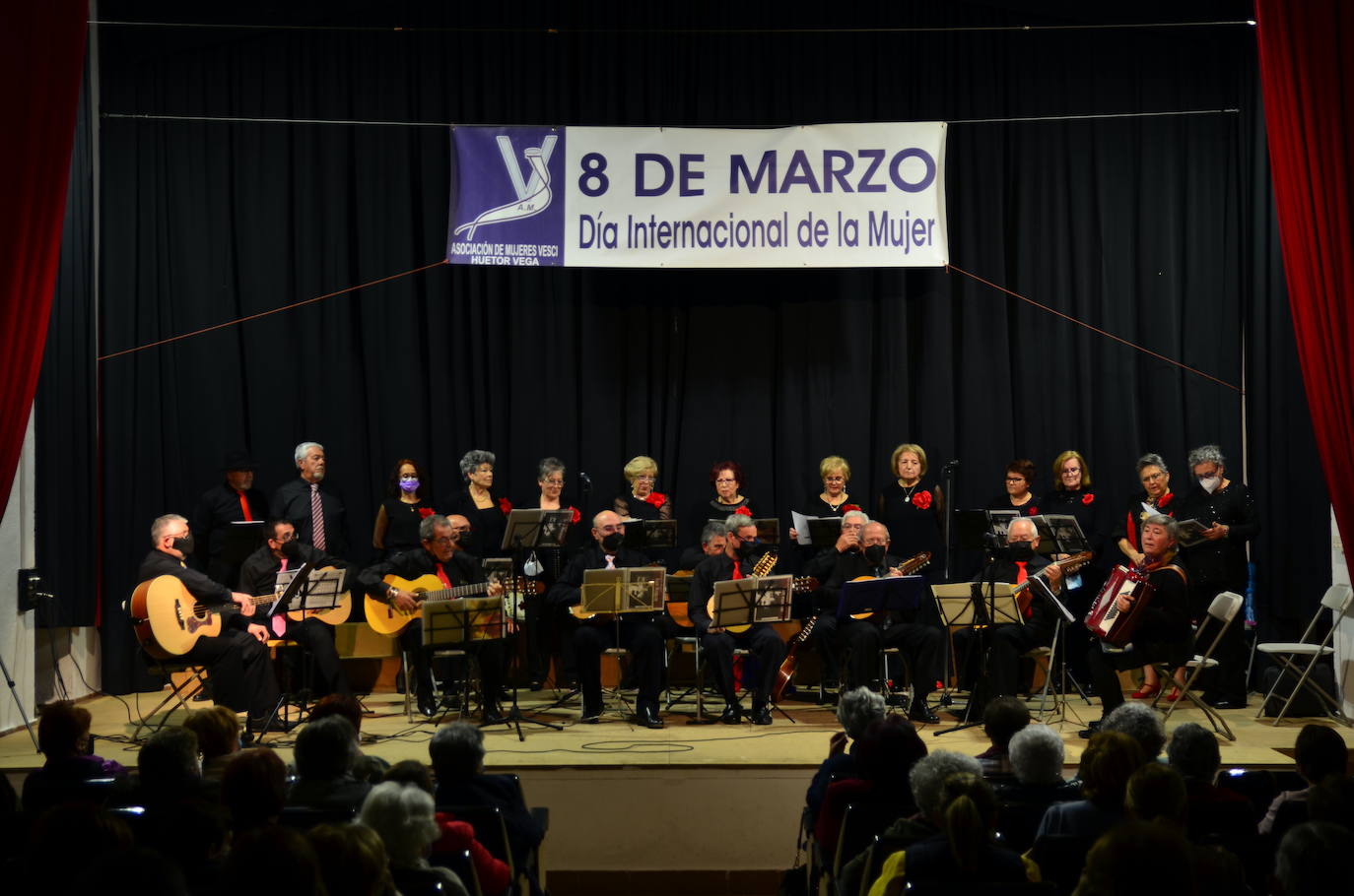 Fotos: 8M en Huétor Vega: fraternidad y Rondalla San Roque