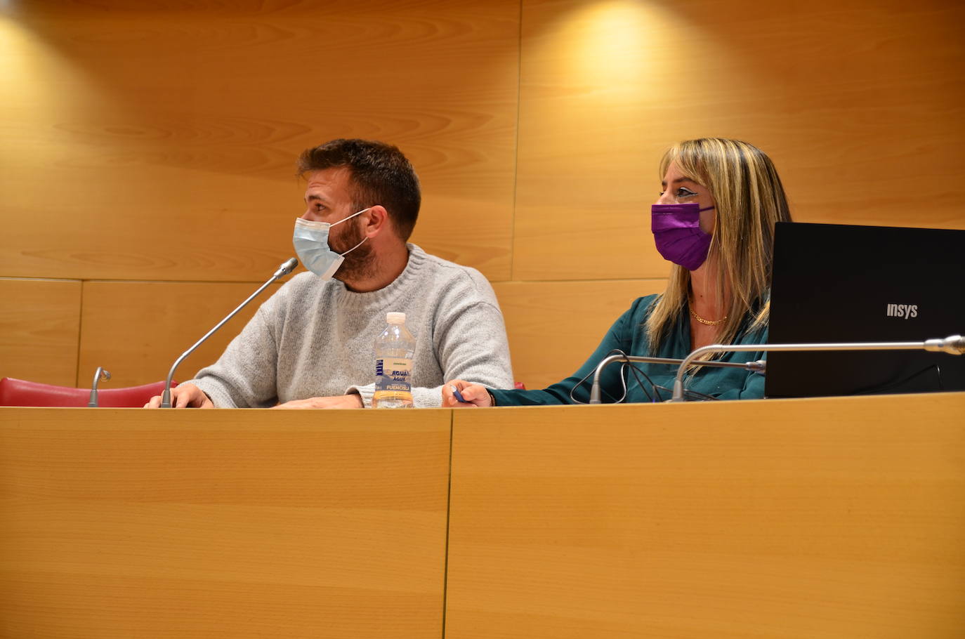 Alejandro García y Carolina Higueras, en el pleno.