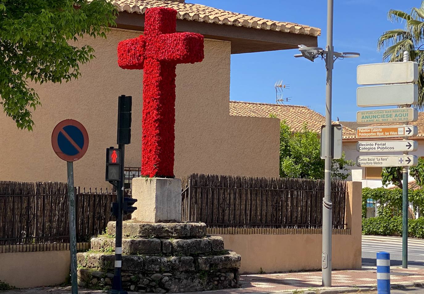 La Cruz de Piedra de Huétor Vega, engalanada.