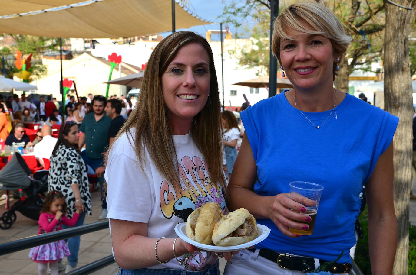 Ambiente en la plaza Abdal Malik de Huétor Vega.