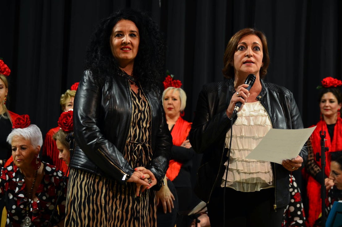 La alcaldesa, Elena Duque, y la concejala de Cultura y Fiestas, Elisa González Pedraza.