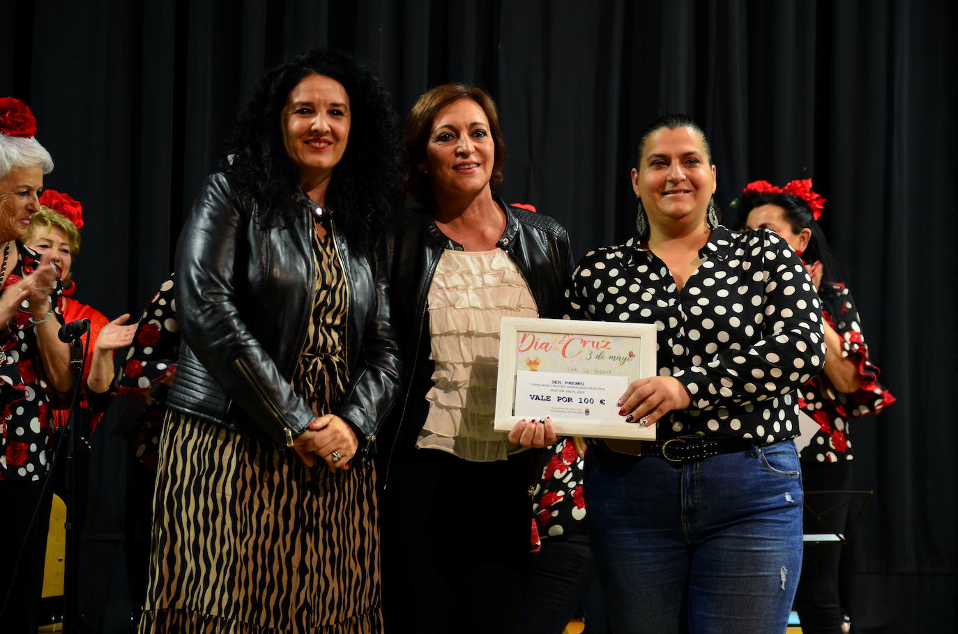 Entrega del premio del concurso de cruces de Huétor Vega al Mesón La Bodega.