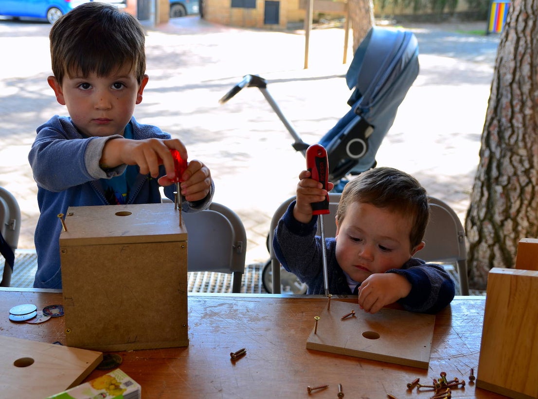 Fotos: Taller de construcción de cajas nido en el Parque de los Pinos