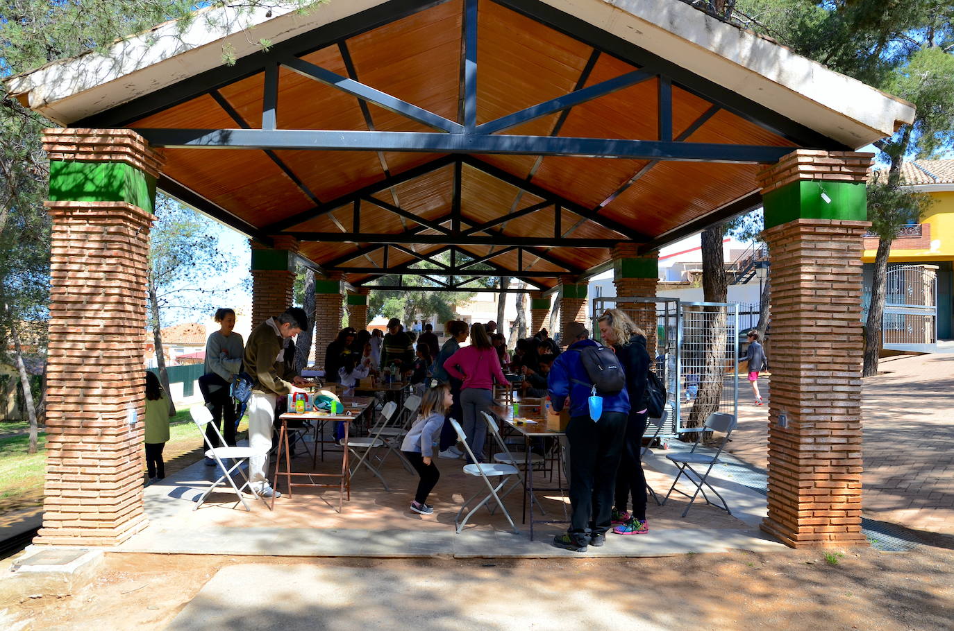 Fotos: Taller de construcción de cajas nido en el Parque de los Pinos