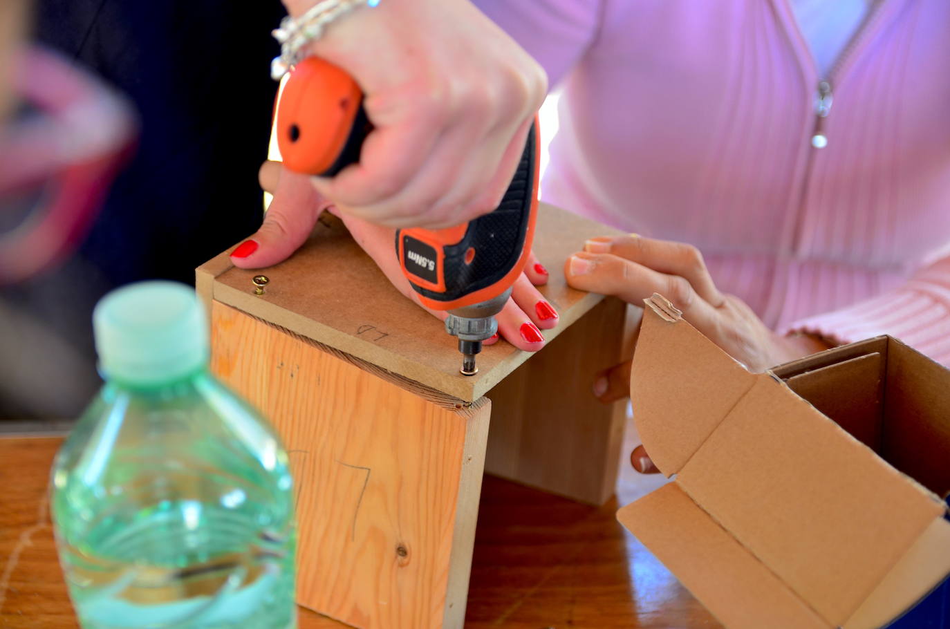 Fotos: Taller de construcción de cajas nido en el Parque de los Pinos