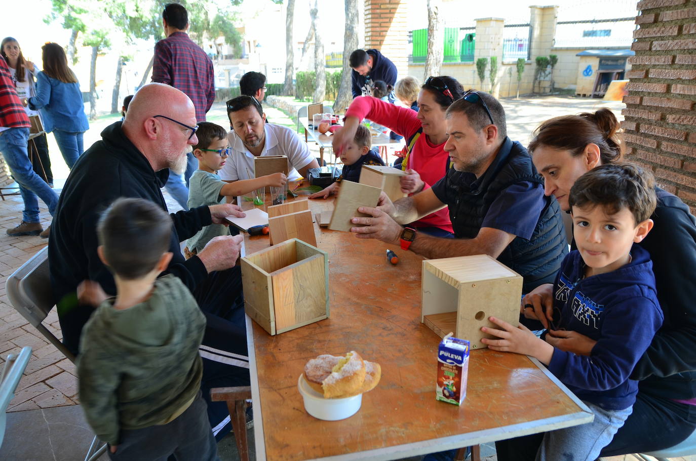 Fotos: Taller de construcción de cajas nido en el Parque de los Pinos