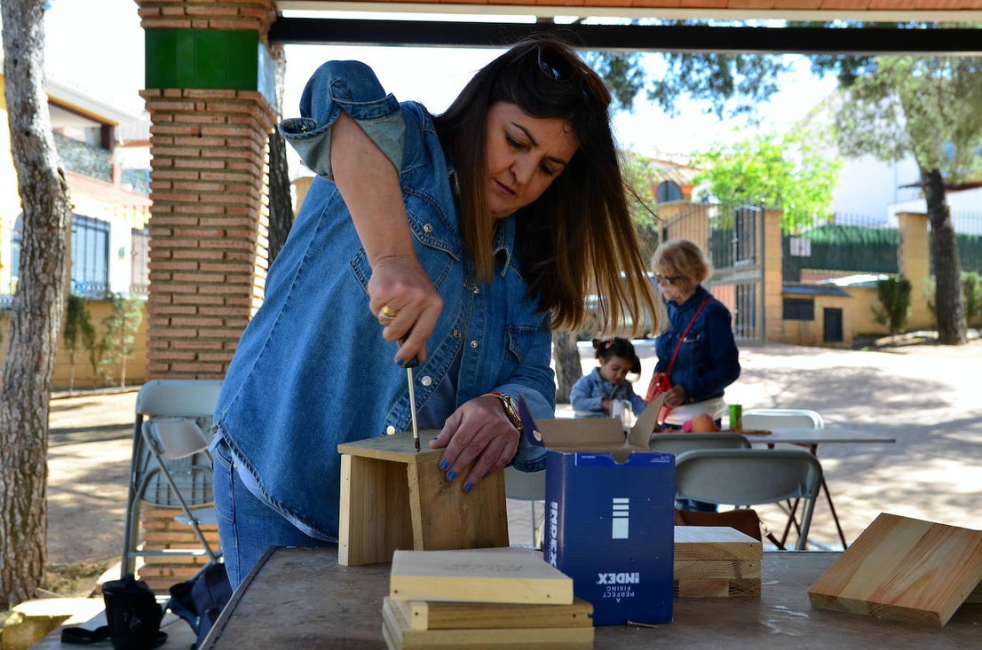 Fotos: Taller de construcción de cajas nido en el Parque de los Pinos