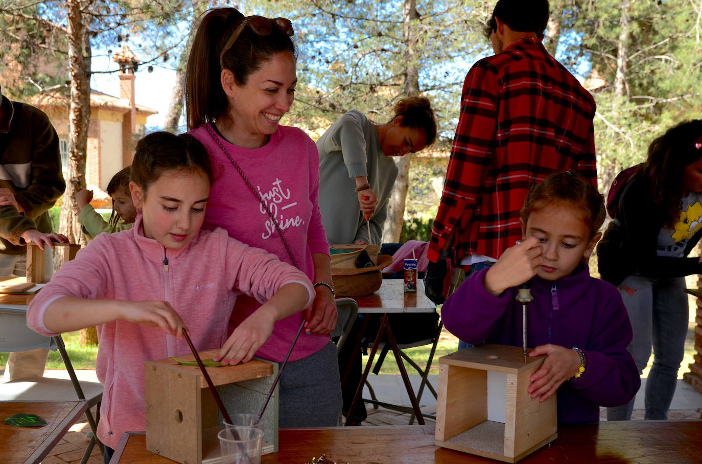 Fotos: Taller de construcción de cajas nido en el Parque de los Pinos