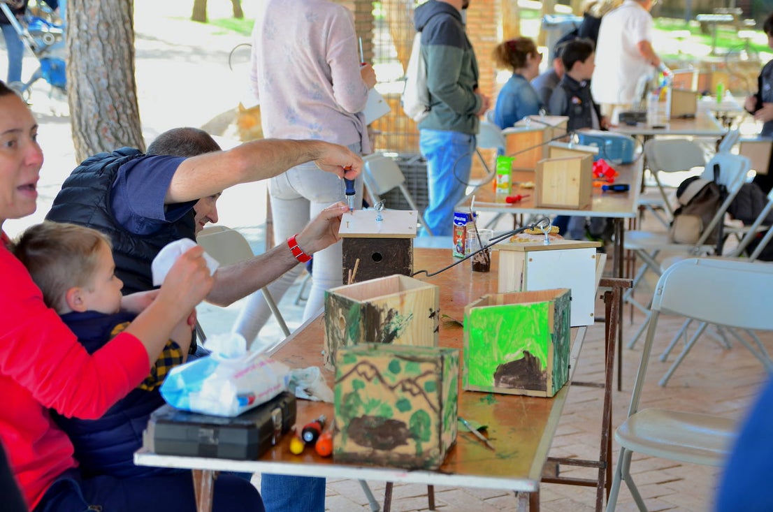 Fotos: Taller de construcción de cajas nido en el Parque de los Pinos