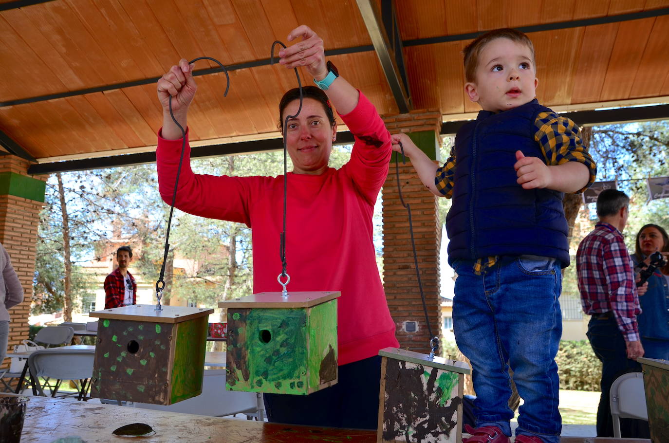 Fotos: Taller de construcción de cajas nido en el Parque de los Pinos
